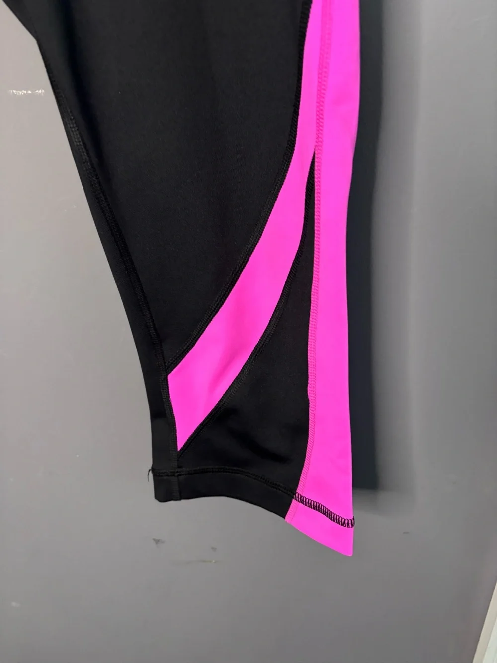 Fila Black Hot Pink Mid Rise Cropped Leggings Medium